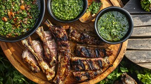 烤排骨配特色蘸酱美味呈现