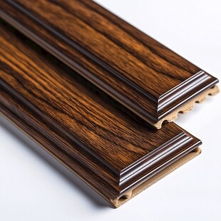 深色木质踢脚线特写