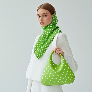 绿波点丝巾配同款手提包