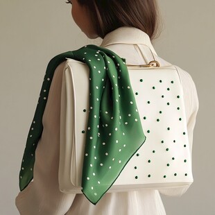 白色手提包搭配绿色波点丝巾