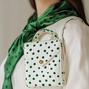 绿波点迷你手提包时尚搭配