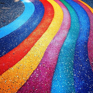 彩色斑斓的地面彩虹图案