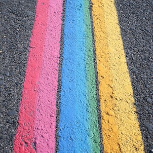 路面上的多彩线条