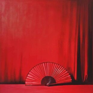 红色幕布前的折扇