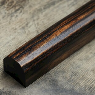 深色木质装饰线条特写