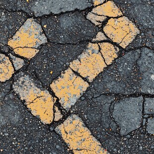 路面裂缝与斑驳黄漆