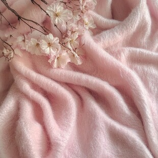 粉色绒毯上的烂漫樱花