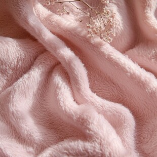 柔软粉色毛毯与干花点缀