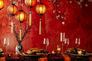 中式红墙下的雅致餐桌布置