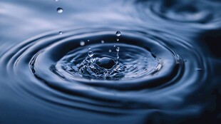 水滴入水泛起涟漪画面