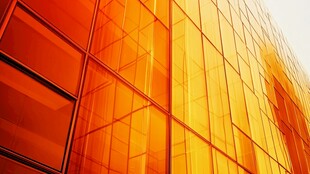 橙光闪耀的现代玻璃建筑