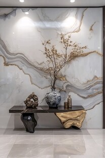 大理石墙前的雅致摆件