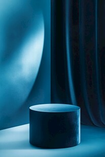 蓝色背景下的简约圆柱物体