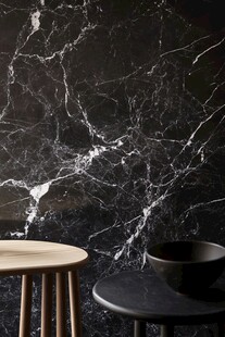 黑纹大理石背景下的桌椅碗