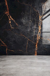 黑色大理石墙面与水泥地面