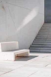 白色长椅与阶梯的简约场景