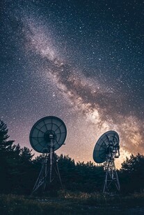 星空下的射电望远镜