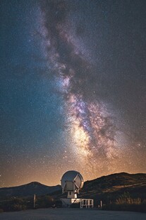 星空下的射电望远镜