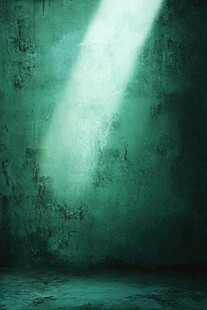 绿光洒落破旧墙面场景