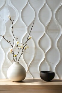 波浪纹理墙前的雅致摆件