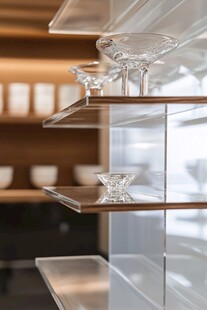 透明玻璃器皿陈列架上展示