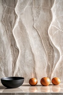 大理石背景下的碗与圆球