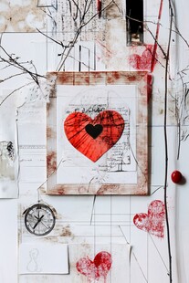 心形画作与复古物件组合