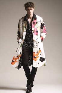 男士印花风衣时尚穿搭展示