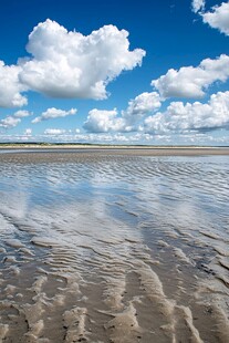 蓝天沙滩上的梦幻云彩