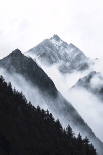 云雾缭绕的巍峨雪山