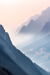 山间晨雾中的壮丽山脉