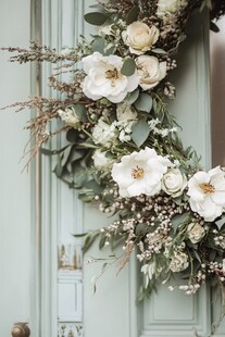 淡蓝门前的优雅白花花环