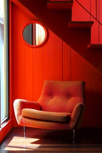 红墙下的舒适单人沙发