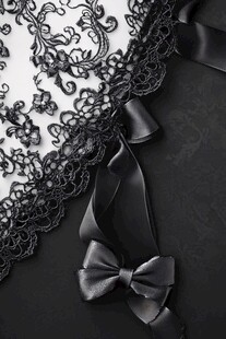 黑色蕾丝与缎带蝴蝶结