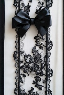 黑色蕾丝蝴蝶结装饰细节