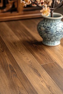 中式地板上的青花瓷花瓶