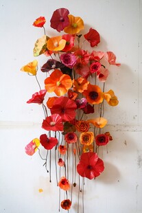 多彩花卉墙面艺术装置