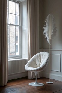 窗边简约白色座椅装饰一角