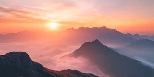 日出云海间的壮美山景