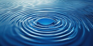 蓝色水波纹的美丽涟漪