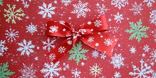 红色雪花包装纸与红蝴蝶结