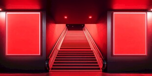 红色光影下的神秘楼梯