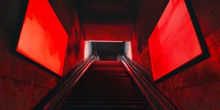 红色光影下的神秘阶梯