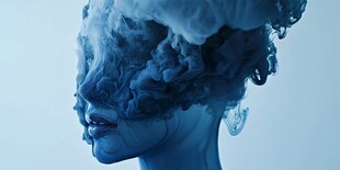 烟雾笼罩的神秘女性头像