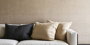 米色沙发配多彩抱枕墙面