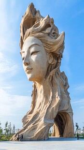 巨型女性雕塑展现艺术魅力