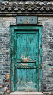 古旧青砖墙上的绿色木门