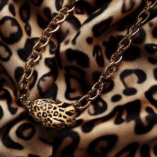豹纹配饰 链条与豹纹珠搭配