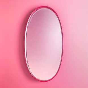 粉色背景上的椭圆形镜子