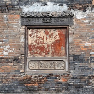 古旧砖墙中的雕花窗